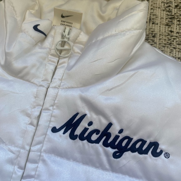 Vintage Nike Sleeveless Jacket - Picture 2 of 7